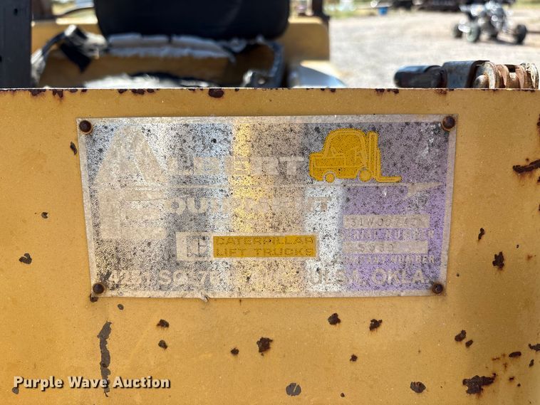 image for item IE9225 Caterpillar T40C forklift