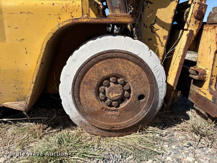 image for item IE9225 Caterpillar T40C forklift