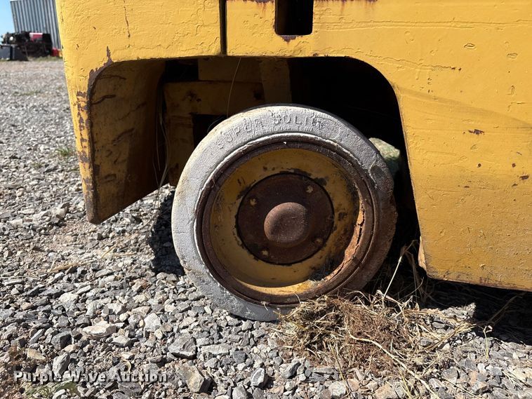 image for item IE9225 Caterpillar T40C forklift