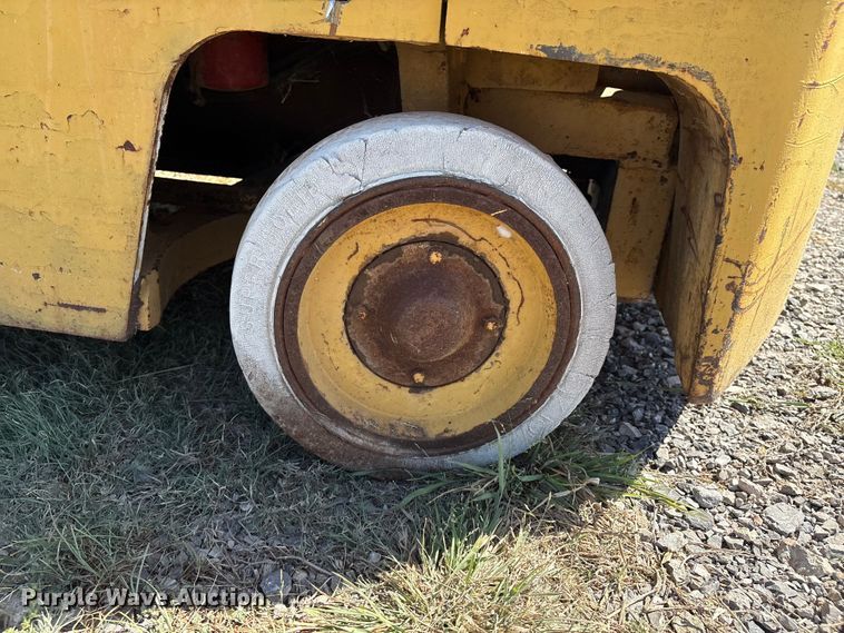 image for item IE9225 Caterpillar T40C forklift