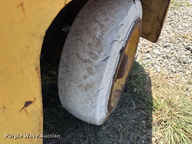 image for item IE9225 Caterpillar T40C forklift