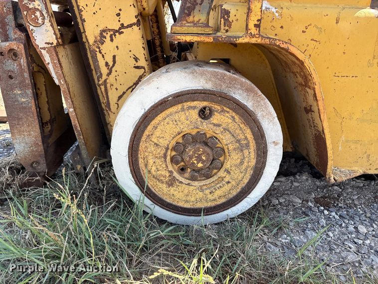 image for item IE9225 Caterpillar T40C forklift