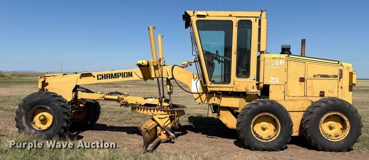 image for item IE9226 1990 Champion 720 A motor grader