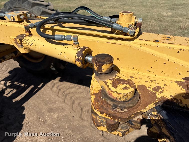 image for item IE9226 1990 Champion 720 A motor grader