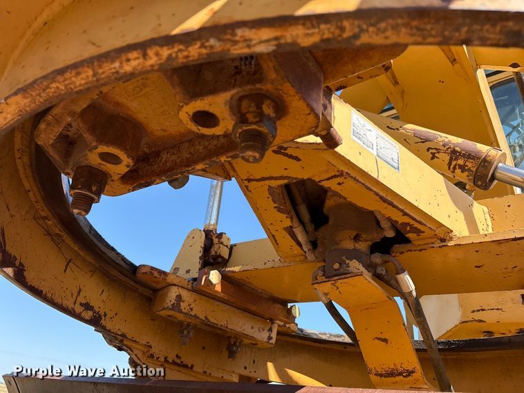 image for item IE9226 1990 Champion 720 A motor grader