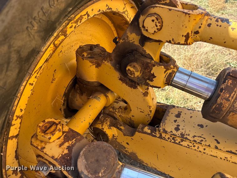 image for item IE9226 1990 Champion 720 A motor grader