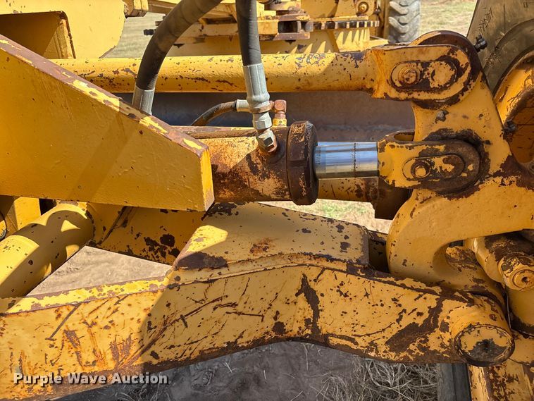 image for item IE9226 1990 Champion 720 A motor grader