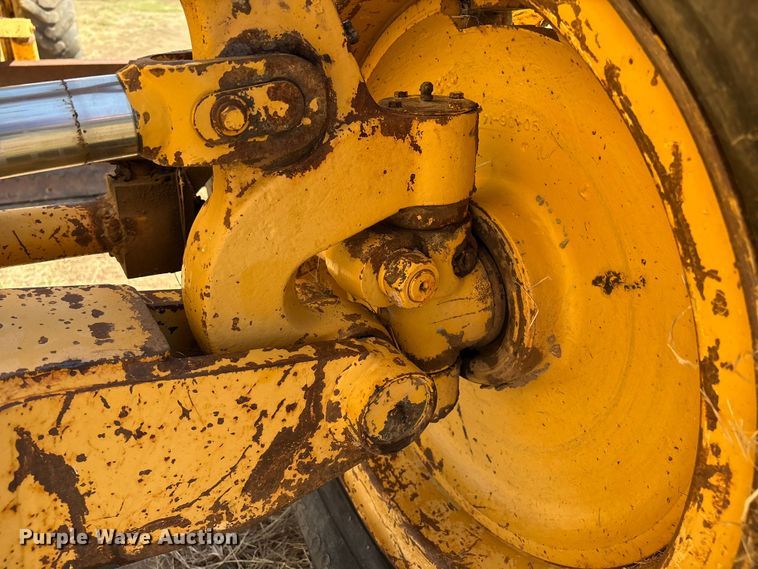 image for item IE9226 1990 Champion 720 A motor grader