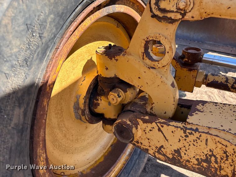 image for item IE9226 1990 Champion 720 A motor grader