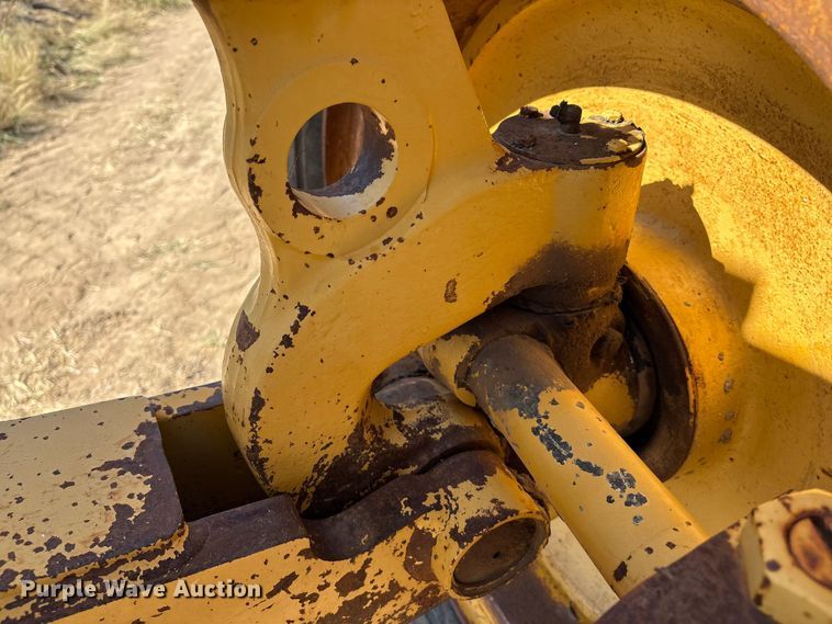 image for item IE9226 1990 Champion 720 A motor grader