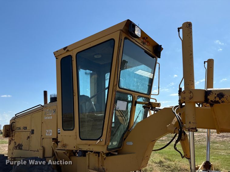 image for item IE9226 1990 Champion 720 A motor grader