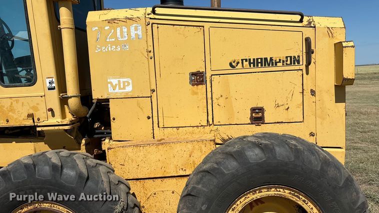 image for item IE9226 1990 Champion 720 A motor grader
