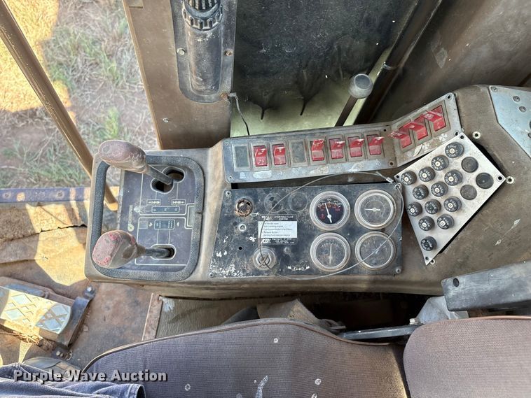 image for item IE9226 1990 Champion 720 A motor grader