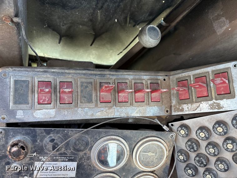 image for item IE9226 1990 Champion 720 A motor grader