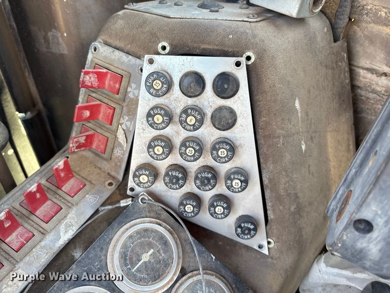 image for item IE9226 1990 Champion 720 A motor grader