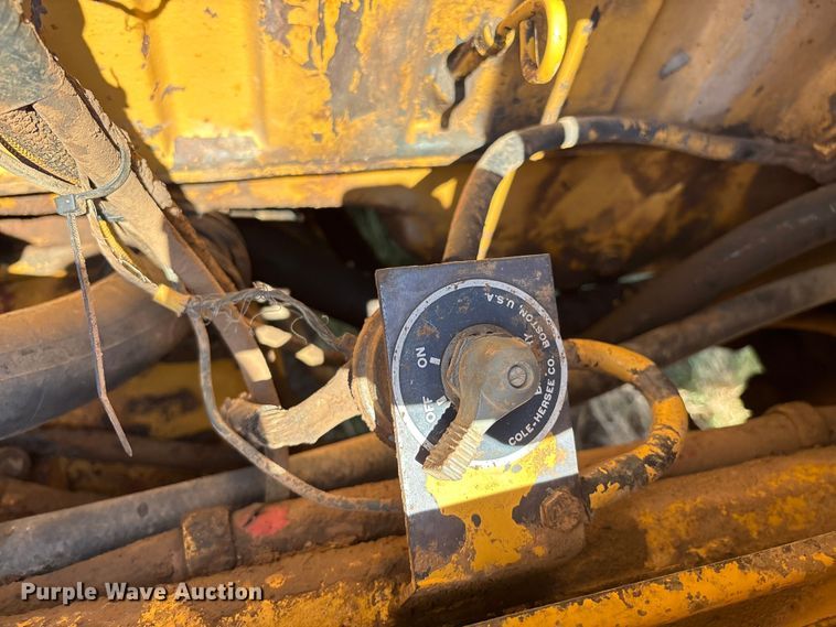 image for item IE9226 1990 Champion 720 A motor grader