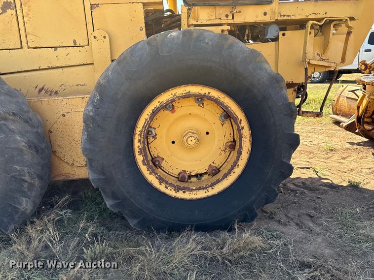 image for item IE9226 1990 Champion 720 A motor grader