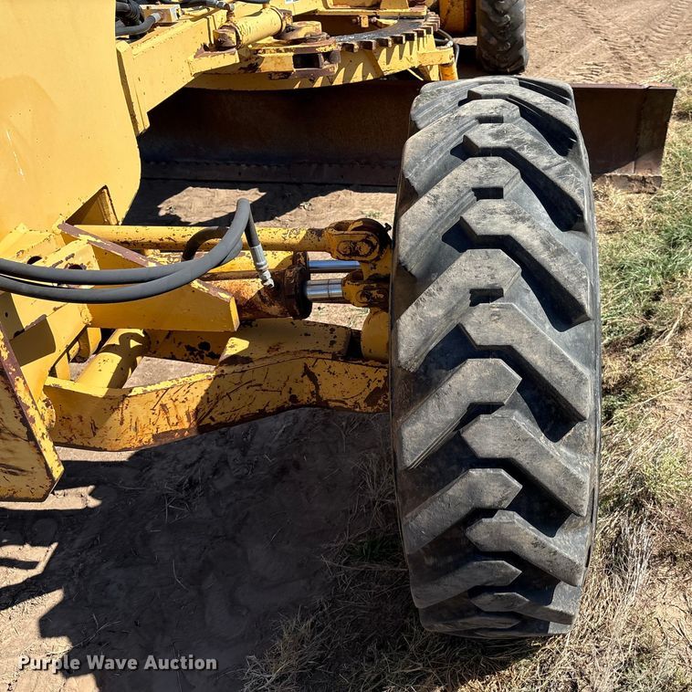 image for item IE9226 1990 Champion 720 A motor grader