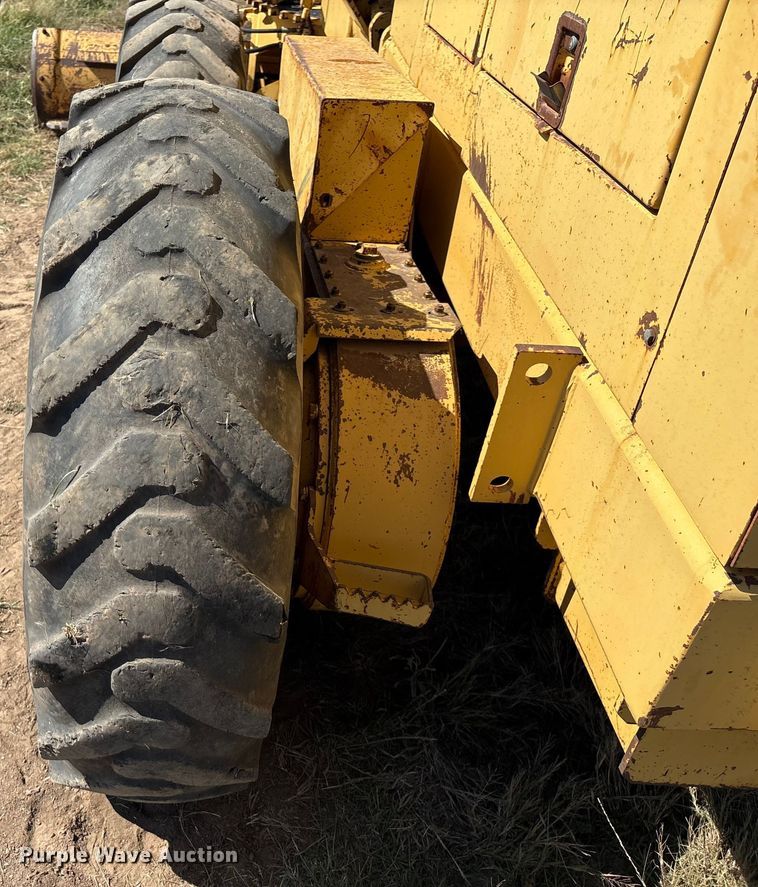 image for item IE9226 1990 Champion 720 A motor grader