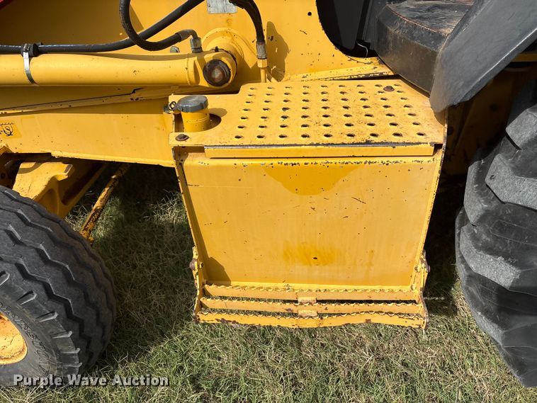 image for item IE9237 1998 John Deere 310E backhoe