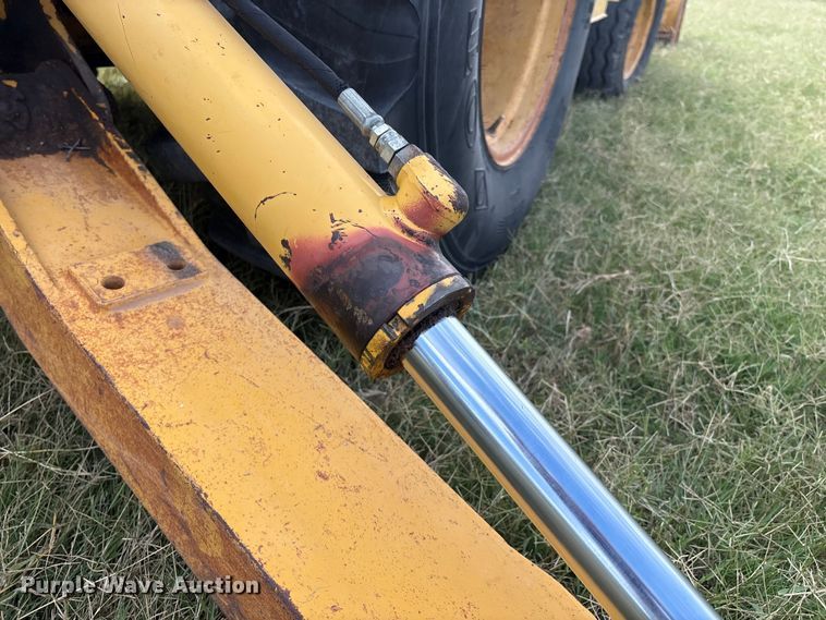 image for item IE9237 1998 John Deere 310E backhoe