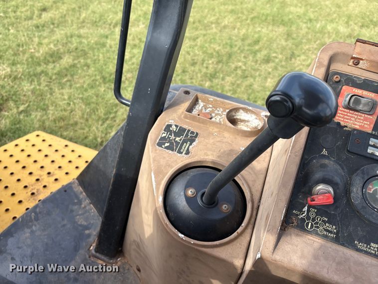 image for item IE9237 1998 John Deere 310E backhoe