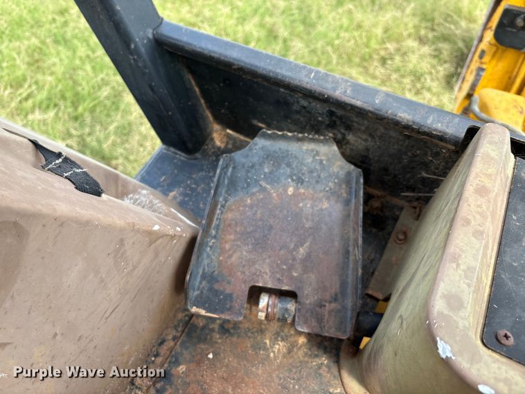 image for item IE9237 1998 John Deere 310E backhoe