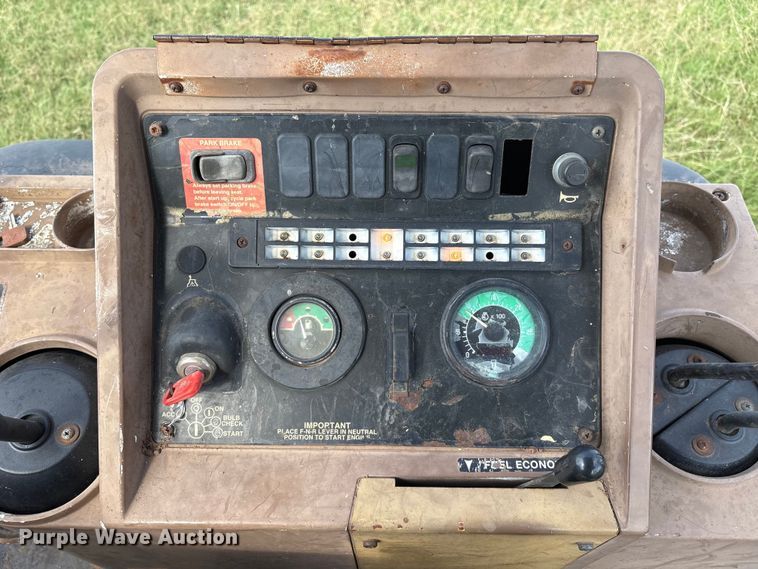 image for item IE9237 1998 John Deere 310E backhoe