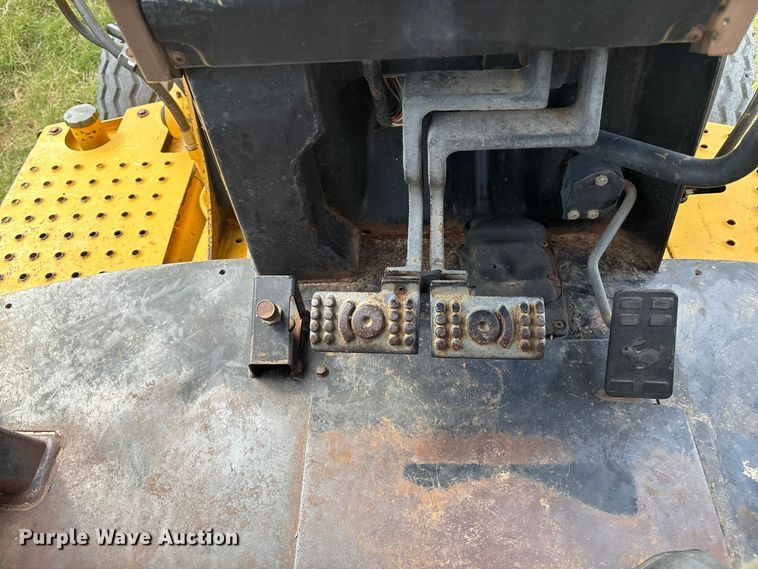 image for item IE9237 1998 John Deere 310E backhoe