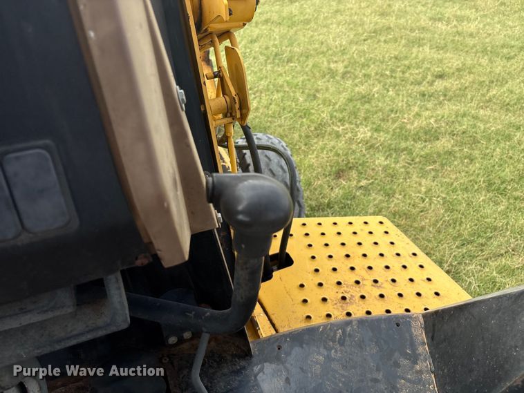 image for item IE9237 1998 John Deere 310E backhoe