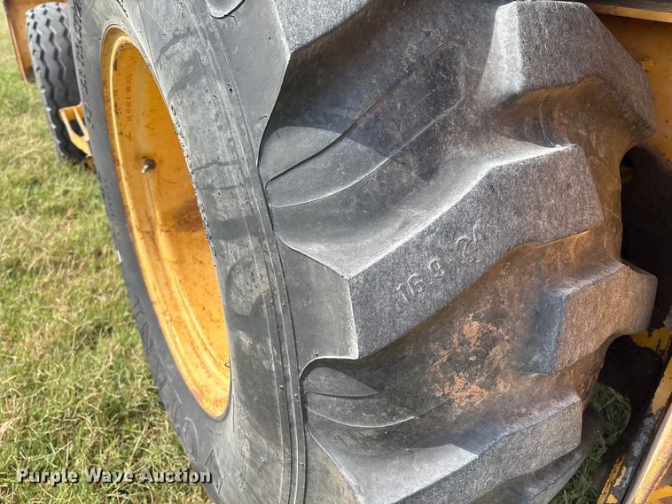 image for item IE9237 1998 John Deere 310E backhoe