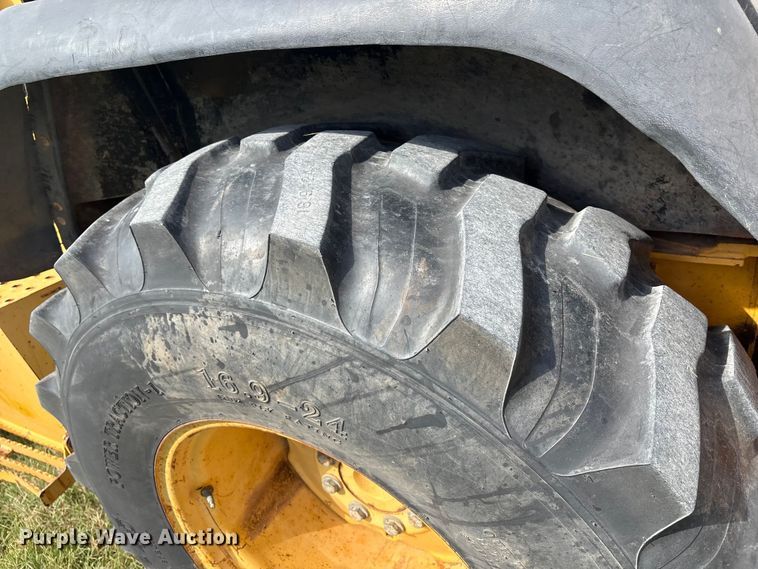 image for item IE9237 1998 John Deere 310E backhoe