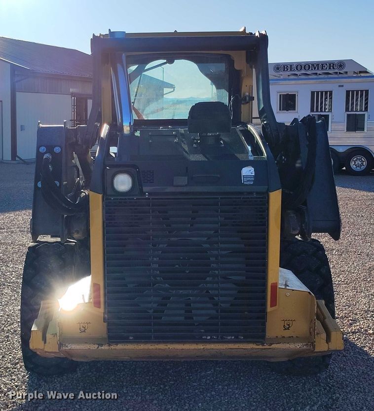 image for item IP9711 2017 John Deere 320E skid steer loader