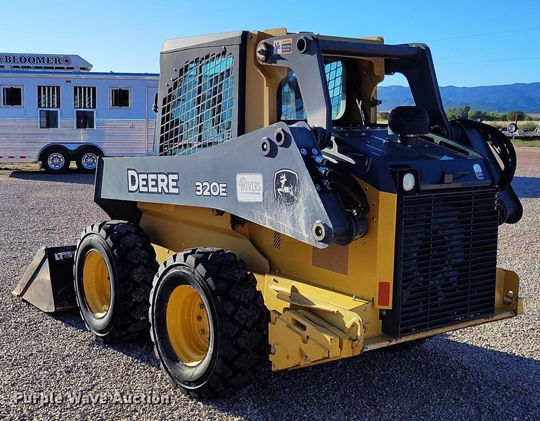 image for item IP9711 2017 John Deere 320E skid steer loader