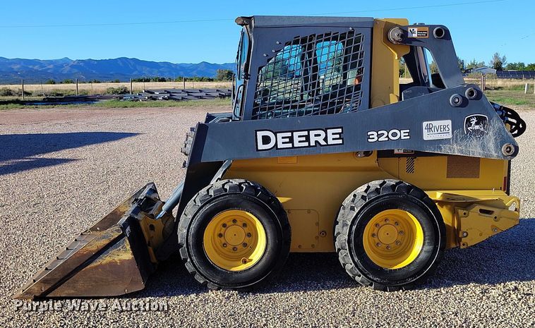 image for item IP9711 2017 John Deere 320E skid steer loader