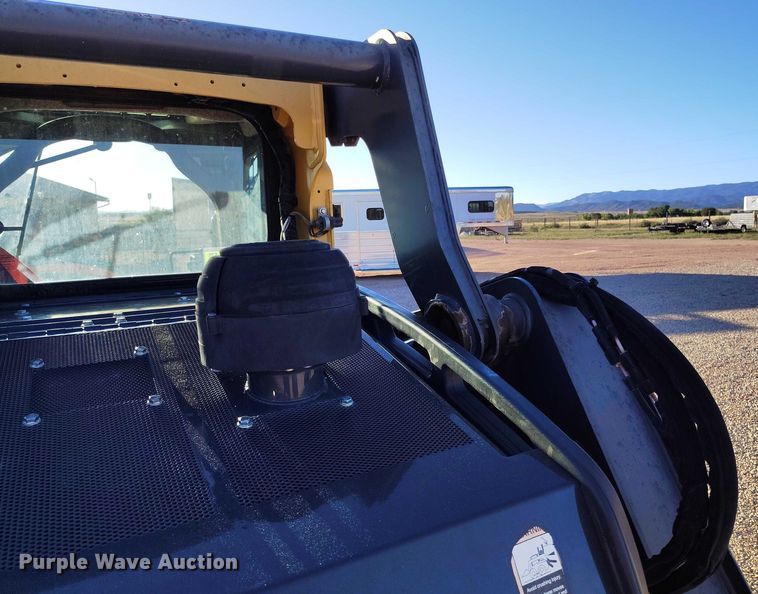 image for item IP9711 2017 John Deere 320E skid steer loader