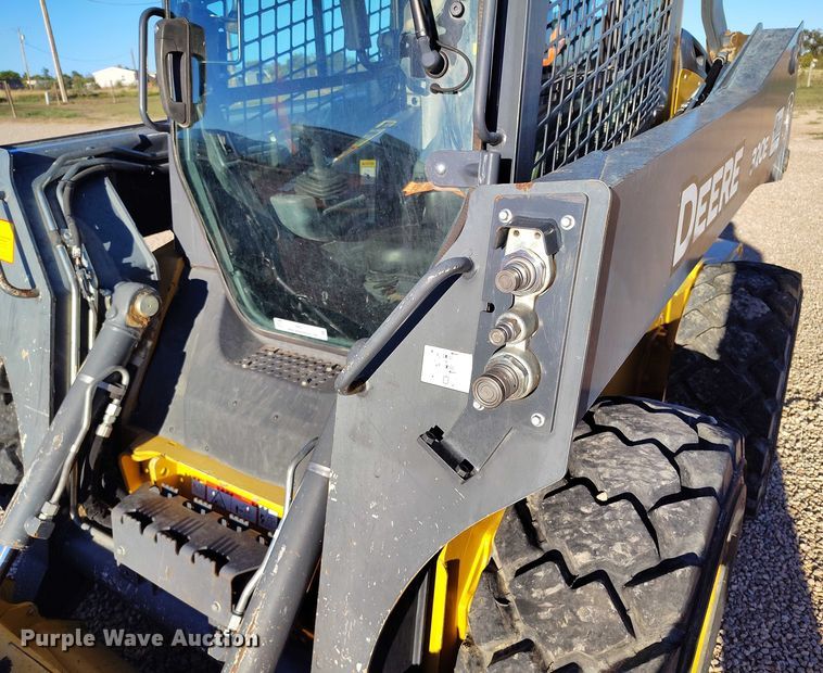 image for item IP9711 2017 John Deere 320E skid steer loader