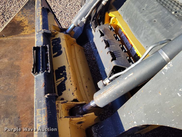 image for item IP9711 2017 John Deere 320E skid steer loader