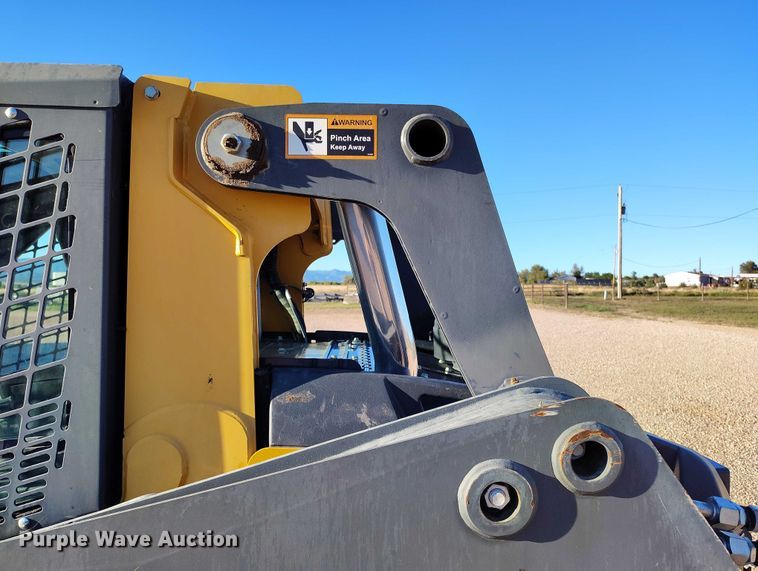 image for item IP9711 2017 John Deere 320E skid steer loader