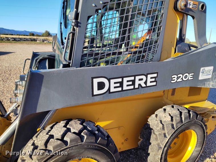 image for item IP9711 2017 John Deere 320E skid steer loader