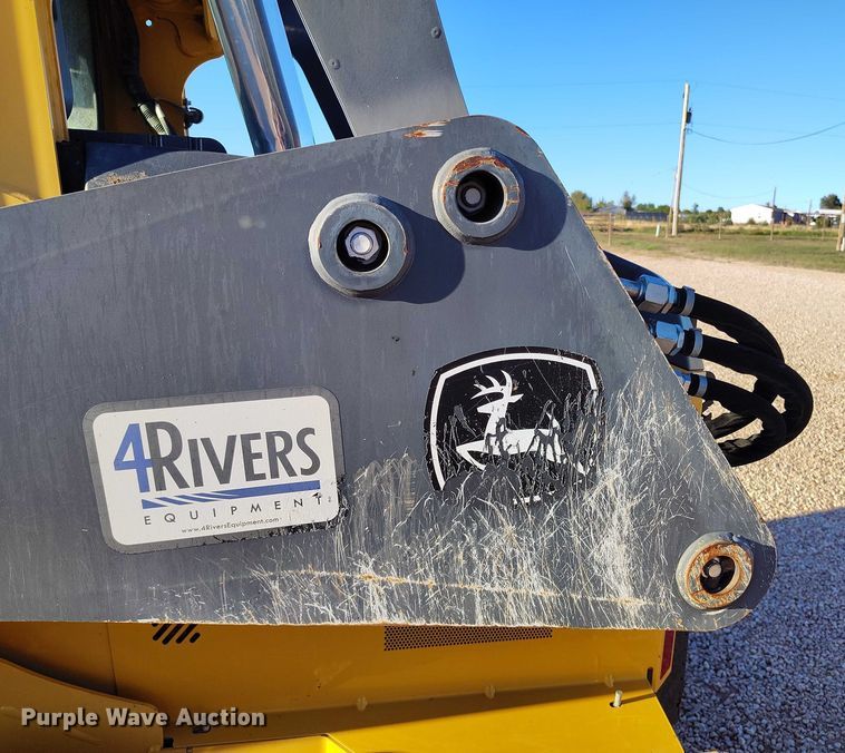 image for item IP9711 2017 John Deere 320E skid steer loader