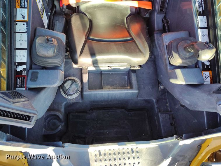 image for item IP9711 2017 John Deere 320E skid steer loader