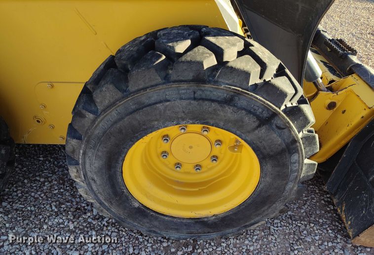 image for item IP9711 2017 John Deere 320E skid steer loader