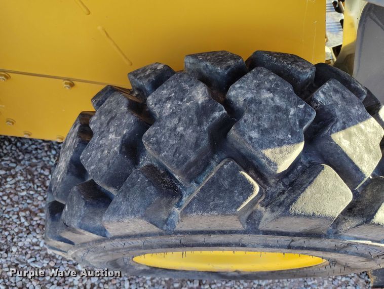 image for item IP9711 2017 John Deere 320E skid steer loader