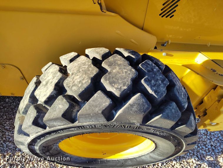 image for item IP9711 2017 John Deere 320E skid steer loader