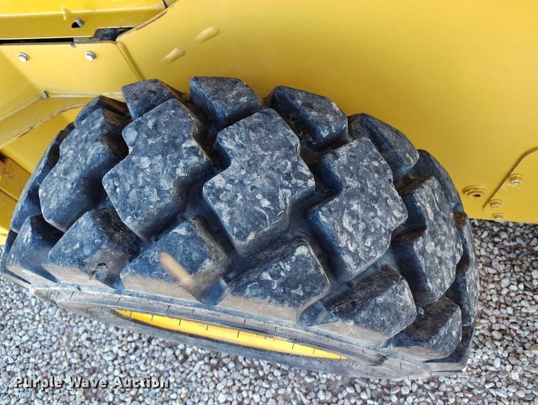 image for item IP9711 2017 John Deere 320E skid steer loader