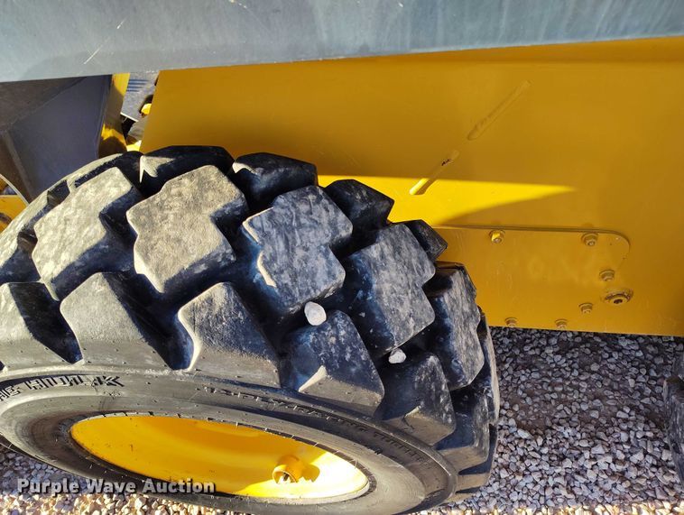 image for item IP9711 2017 John Deere 320E skid steer loader