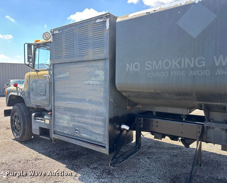 image for item NU9693 1982 Mack DM492S fuel truck