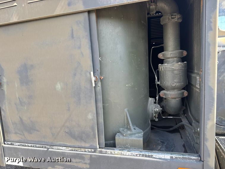 image for item NU9693 1982 Mack DM492S fuel truck