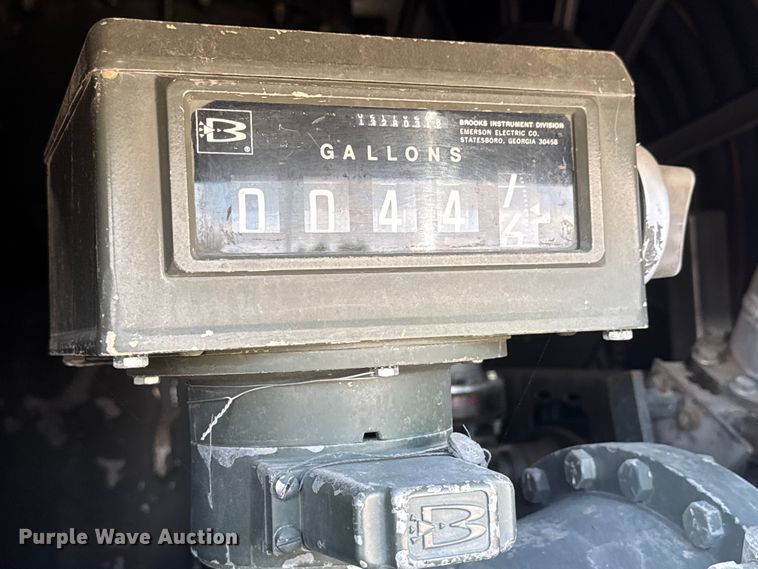 image for item NU9693 1982 Mack DM492S fuel truck